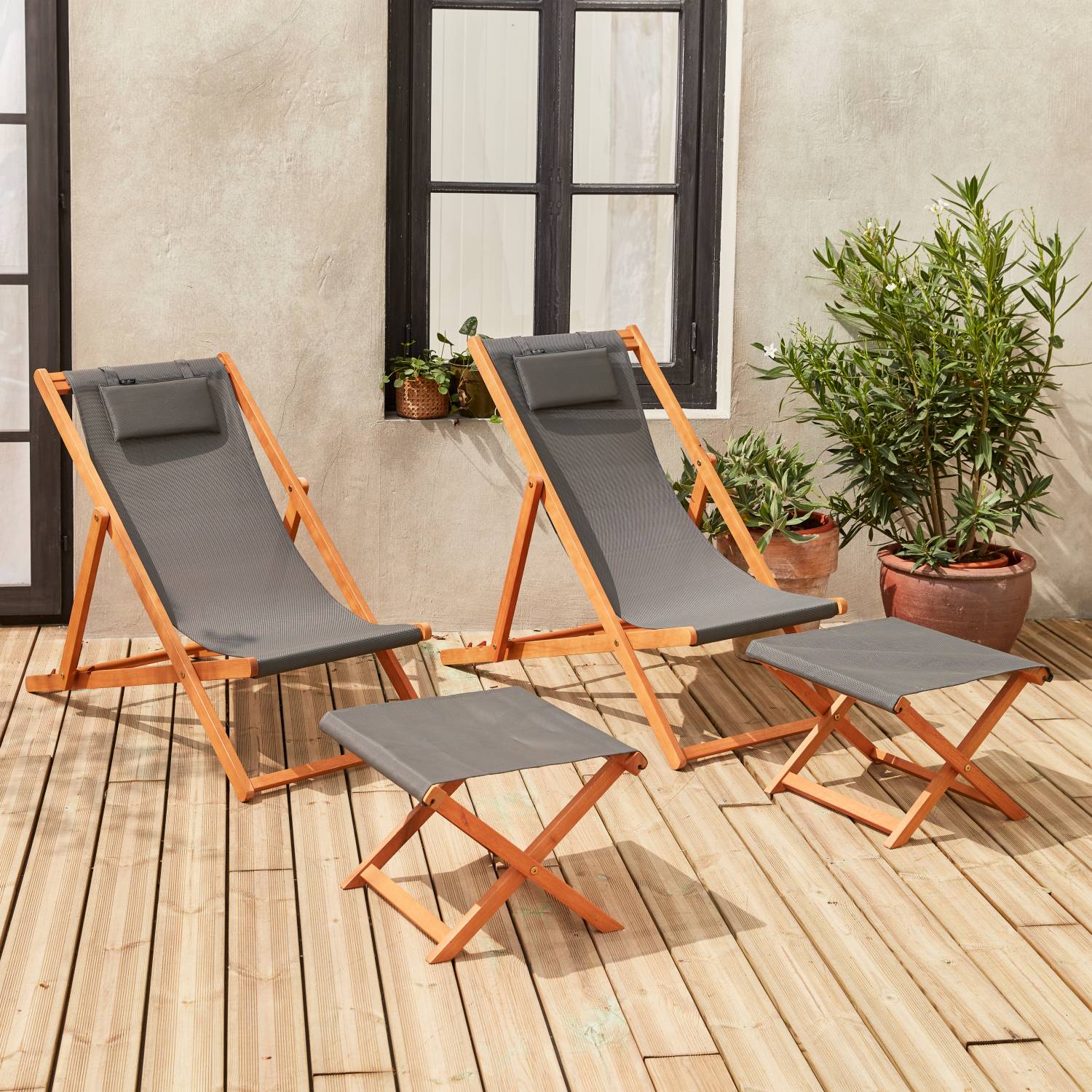 Chiliennes bois - Creus - 2 transats en bois d'Eucalyptus huilé avec coussin repose-tête gris et repose-pieds | sweeek